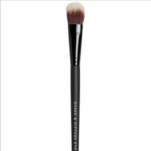 New BareMinerals shade and diffuse eye brush